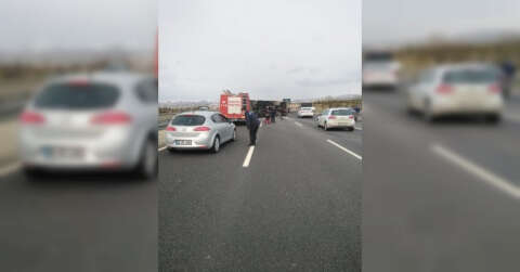 Üzerindeki yükü kayan kamyon devrildi