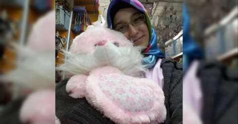 Annesinin ölümüne şahit olmaması için küçük kız, olay yerinden böyle uzaklaştırıldı