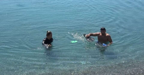 Antalya’da karlı dağların gölgesinde deniz keyfi