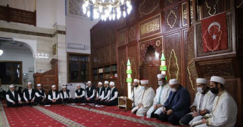 Berat Kandili’nde eller semaya açıldı