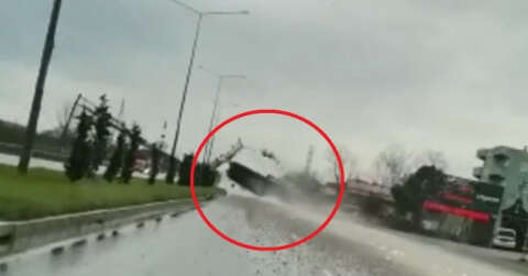 Damperi açılan kamyonun PTS’ye çarpma anı kamerada: 1 yaralı