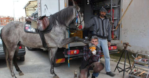 (Özel) At sevgisi 35 yaşında nalbant yaptı