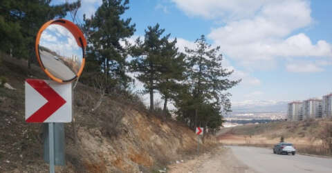 Vandalların kırdığı tepegöz güvenlik aynası yenilendi