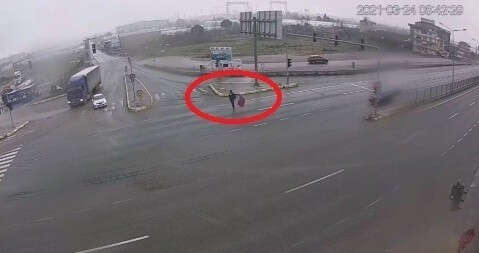 Yoğun trafiğe daldı, yere düşen Türk Bayrağı’nı böyle kaldırdı