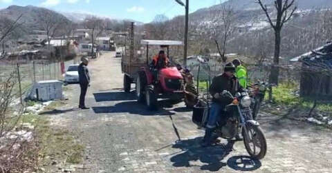 Yolda kalan traktörü motosiklet ile çektiler