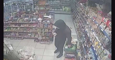 Alışveriş yapıyormuş gibi geldi, telefonu çalıp gitti