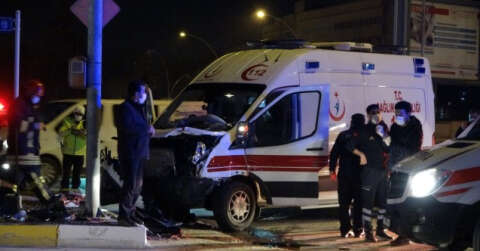 Hasta taşıyan ambulans ve otomobil çarpıştı: 7 yaralı