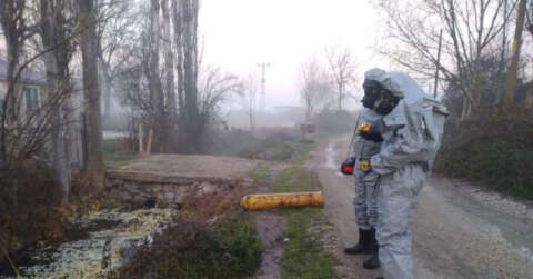 Kanal kenarına atılan tüpte kimyasal iddiası: 2’si polis 12 kişi hastaneye kaldırıldı