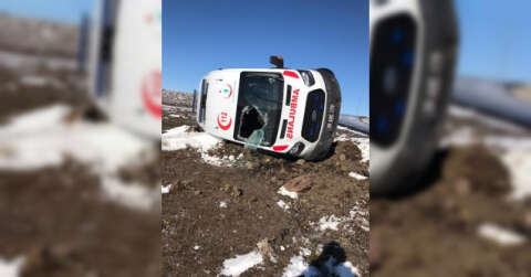 Kars’ta ambulans takla attı: 3 yaralı