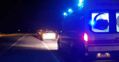 Şarampole devrilen otomobilin ön camından fırladı