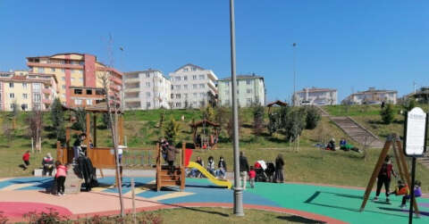 Sıcağa aldanan vatandaşlar kısıtlamayı unuttu, parkları doldurdu