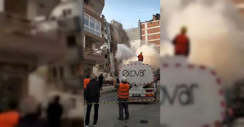 Ağır hasarlı bina yıkım esnasında çöktü, başka binaya hasar verdi