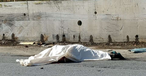 Arnavutköy’de freni boşalan kamyondan atlayan şoför, feci şekilde hayatını kaybetti