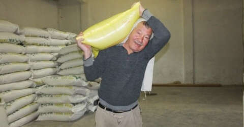 Balıkesir’de 78’lik hamal her gün tonlarca yükü sırtında taşıyor