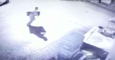 Çaldığı televizyonu böyle götürdü