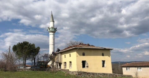 İzmir depreminde zarar gören camiinin yıkımına başlandı