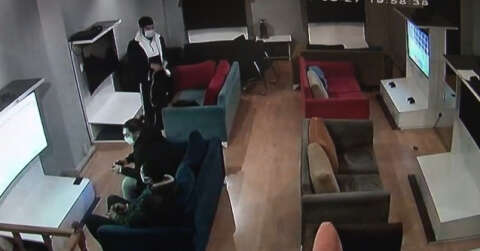 (Özel) Sultanbeyli’de internet kafeleri mesken edinen gençler, önce konsolları sonra PlayStation’ı çaldı