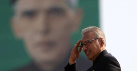 Pakistan Devlet Başkanı Arif Alvi’nin yeni tip korona virüs (Covid-19) aşısı olduktan 10 gün sonra korona virüse yakalandığı açıklandı.