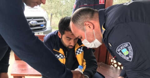 Sağlıkçının parmağını arı soktu