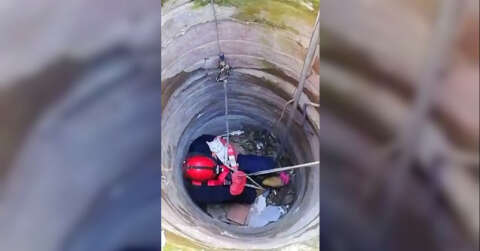 10 metrelik kuyuya düşen kediyi itfaiye kurtardı