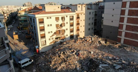 Ağır hasarlı bina yıkım esnasında çöktü: Hasar gören yandaki bina mühürlendi