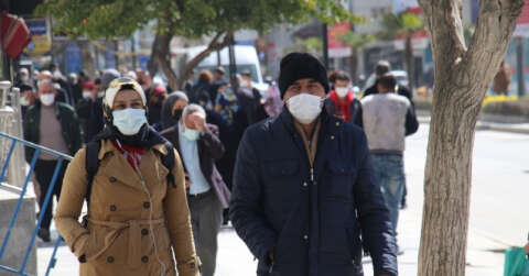 Kırmızıya dönen Elazığ’da vatandaşlar birbirini uyardı