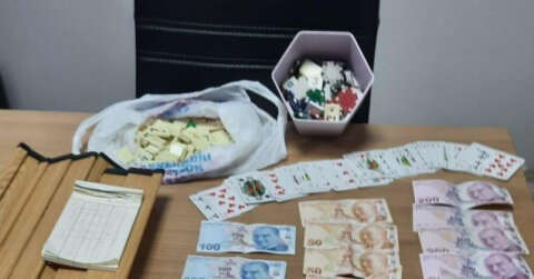 Tüm yasakları delip kumar oynarken yakalandılar