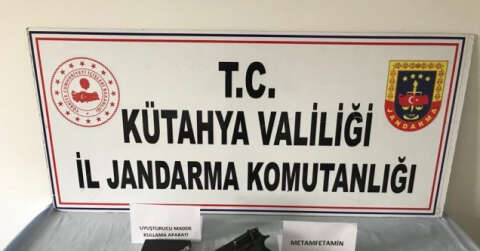 Kütahya’da bir araçta uyuşturucu ve ruhsatsız tabanca ele geçirildi