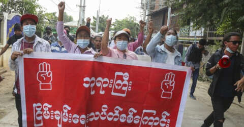 Myanmar’da cuntanın göstericilere kanlı müdahalesi sürüyor