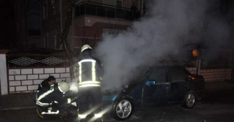 Karaman’da park halindeki otomobil alev alev yandı