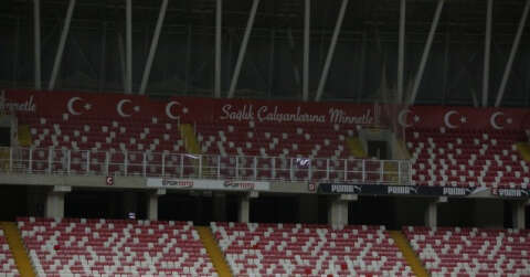 Sivasspor - Beşiktaş maçında ışıklar söndü, maç durdu