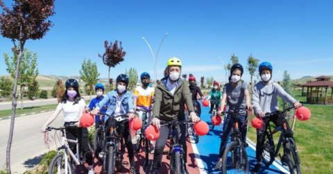 Bakan Selçuk ve çocuklar Mardin’de 23 Nisan’ı bisikletler ve uçurtmalarla kutladı