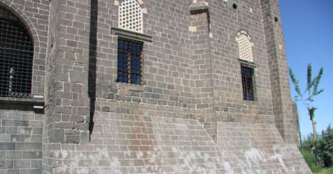 Diyarbakır’da tarihi caminin dokusuna zarar verildi