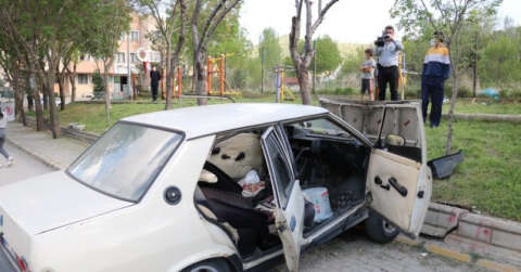 Otomobil çocuk parkının duvarına çarptı: 3 yaralı