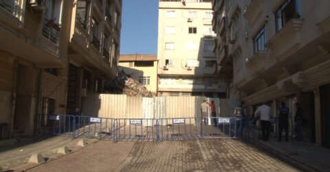Zeytinburnu’nda çöken binanın çevresi güvenlik amaçlı barikatlarla kapatıldı