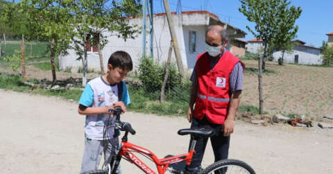 İki çocuğun bisiklet hayalini Kızılay gerçekleştirdi