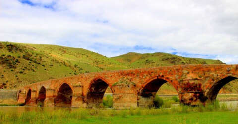 Tarihin en eski köprülerinden birisi olan Çobandede Köprüsü ilk günkü ihtişamıyla göz kamaştırıyor