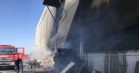 Manisa’da mobilya fabrikasında korkutan yangın