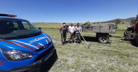Jandarma, Dünya Çiftçiler Günü’nde traktörle tarla sürdü