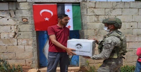 Türk ordusundan İdlib’deki ihtiyaç sahibi ailelere gıda yardımı