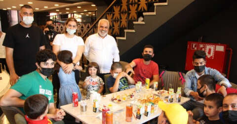 Pandemiye rağmen İstanbul’da 8’inci şubesini açan Hacıbaba Pastanelerinin şeref konuğu otizmli çocuklar oldu