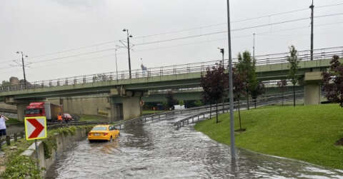 İstanbul’da aniden bastıran yağmurda Topkapı Varyant altı sular altında kaldı