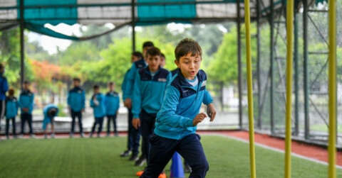 Başkan Bozkurt, çocuklarla spor yaptı, forma ve ayakkabı hediye etti