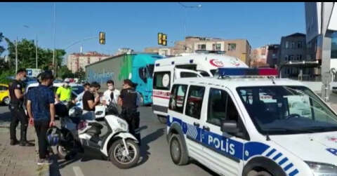 (ÖZEL)-Ataşehir’de ticari taksi motosiklete çarptı 1 kişi yaralandı