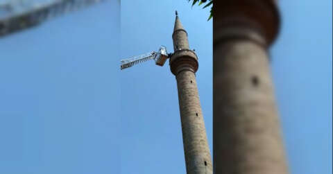 Cami minaresinde mahsur kalan adamı itfaiye kurtardı