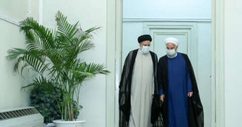 Ruhani, cumhurbaşkanlığı seçiminin galibi Reisi’yi makamında ziyaret etti