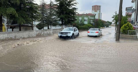 Başkent’te sağanak yağış sonrası meydana gelen sel hayatı olumsuz etkiledi