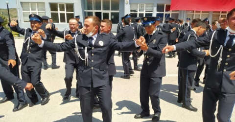 Polis adayları oyun havaları eşliğinde mezuniyetlerini kutladı