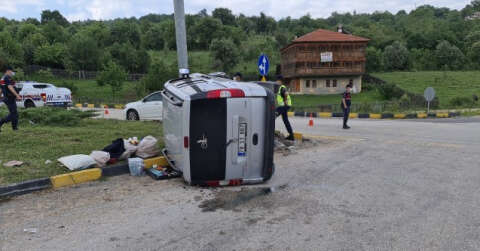 Karabük’te hafif ticari araç kavşakta devrildi: 2 yaralı