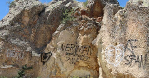 Kapadokya’da peribacaları çirkin yazılardan temizlenecek